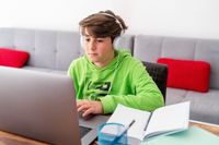 Junge beim Online-Mathe-Training